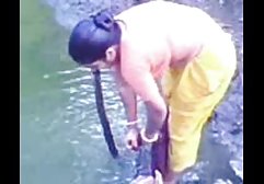 شخص ساده فیلم سکسی دوبله شده و معصوم سرخ در SexoWebcam.Online ناله می کند